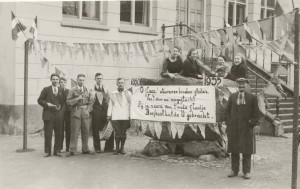 n deze krant van nov. 1935 staat dat de man rechts naast de marktsteen de Hr. Hilgenberg is, aldus Gerard Braakhuis
